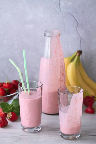 Have Drink Pour Freshly Prepared Banana Strawberry Smoothie — Stock Photo, Image