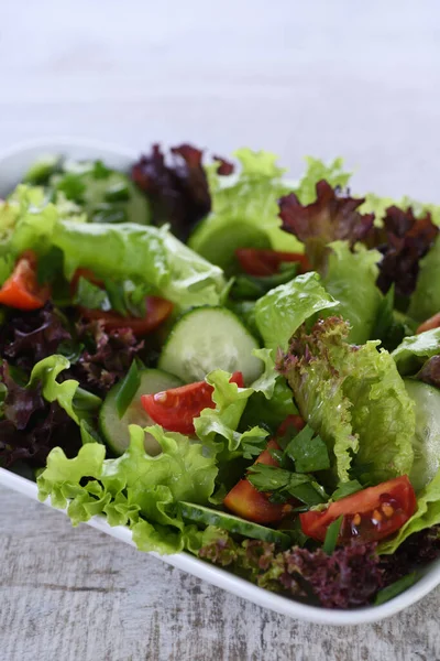 Vegetarisches Essen Detox Gemüsesalat Salat Tomaten Gurken Gewürzt Zitrone Oliven — Stockfoto