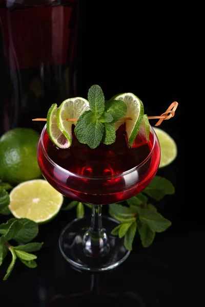 Limonlu Naneli Martini Rosso Kokteyli Vermut Bazlı Içki Aperatifi — Stok fotoğraf