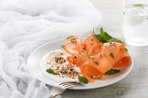 Bezlepkový Vegetariánský Salát Mrkví Jogurtem Ochucený Drcenými Ořechy Kořením Mátové — Stock fotografie