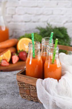 Detoks içeceği. Taze yapılmış Havuç Çilek Portakal Suyu. Sağlıklarını gözetleyenler için.