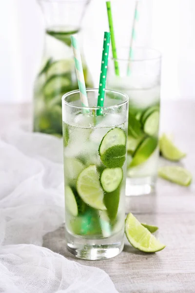 Agua Infundida Refrescante Con Pepino Menta Lima Bebida Verano Cóctel — Foto de Stock