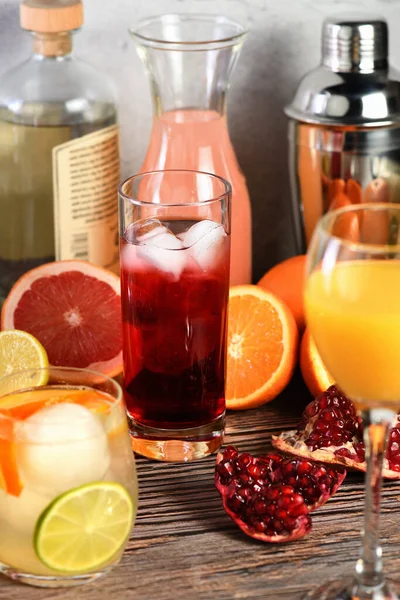 Gin Cocktail Granatapfel Auf Einem Tisch Zwischen Zitrusfrüchten Und Getränken — Stockfoto