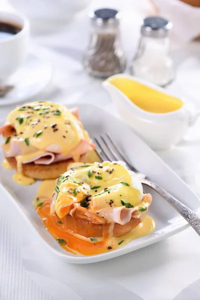 Ontbijt Best Eggs Benedict Gebakken Engelse Broodjes Ham Gepocheerde Eieren — Stockfoto