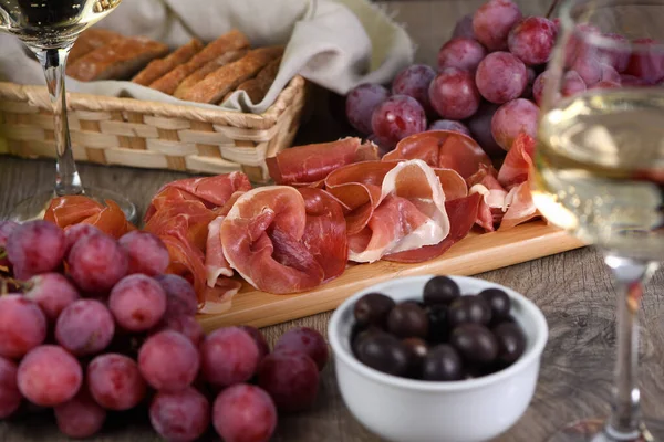 安帕斯托葡萄酒配上葡萄和橄榄的晒干火腿果酱 — 图库照片