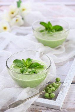 Dondurulmuş yeşil bezelye püresi çorbası. Yumuşak süt kreması ve ferahlatıcı naneli.