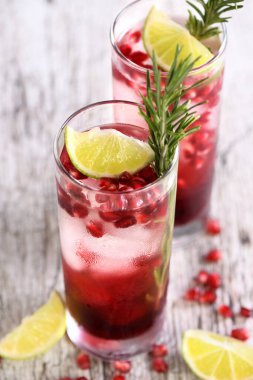 Nar Gimlet - limon suyuyla birlikte cin bazlı bir kokteyl, cinin yerine votka konulabilir..