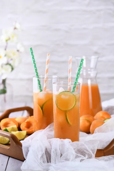Erfrischender Frisch Gekochter Alkoholfreier Aprikosen Limetten Cocktail — Stockfoto
