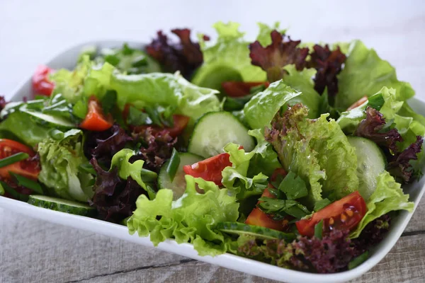 排毒蔬菜沙拉 西红柿 柠檬橄榄肉汁 为那些监测自己健康的人准备的一道菜 — 图库照片