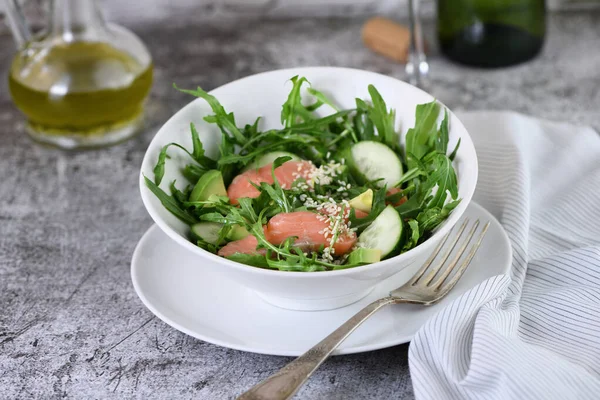 Salada Legumes Pedaços Arugula Abacate Pepino Com Adição Salmão Salgado — Fotografia de Stock