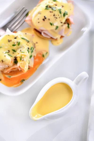 Holandská Omáčka Máslem Omáčce Snídani Podávané Vaječnými Benedikty Smažená Anglická — Stock fotografie