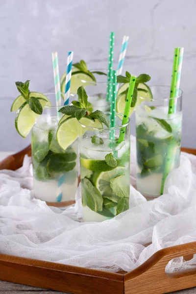 Agua Infundida Refrescante Con Pepino Menta Lima Bebida Verano Cóctel — Foto de Stock