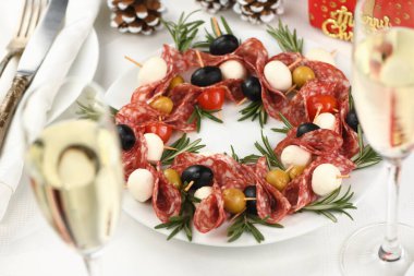  Noel çelengi - Antipasto. Zeytinli salam kanepeleri, bebek mozzarella.