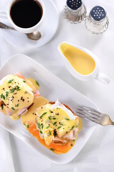 Hollandaise Buttersoße Einem Soße Boot Zum Frühstück Serviert Mit Eggs — Stockfoto