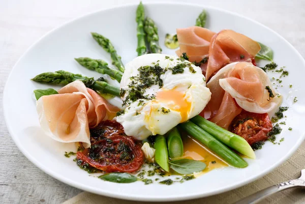 最佳蛋本尼迪克特 Benedict 水煮蛋 配以意大利泡菜 晒干的西红柿和豌豆 — 图库照片