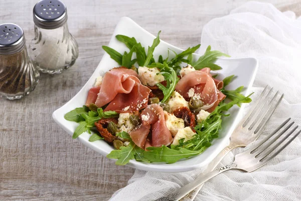 Salade Roquette Prosciutto Aux Tomates Séchées Tranches Mozzarella Câpres Assaisonnées — Photo