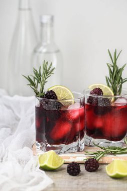 Alkolik kokteyl. Buzlu, limonlu, böğürtlenli ve biberiyeli soğuk alkol..