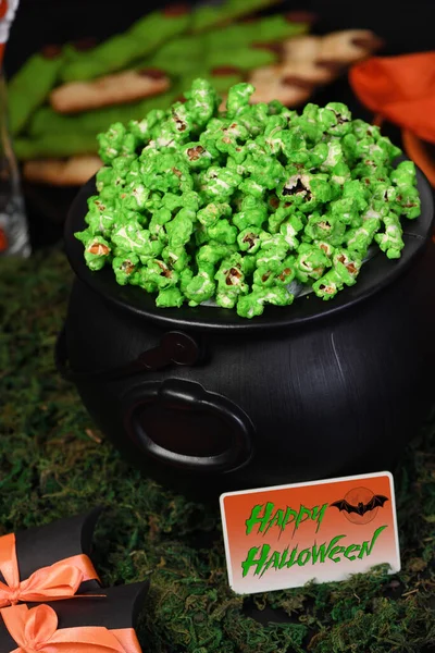 Kocioł Zielony Słodki Popcorn Dla Upiorów Zombie Halloween Uczta — Zdjęcie stockowe