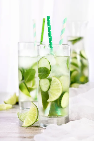 Agua Infundida Refrescante Con Pepino Menta Lima Bebida Verano Cóctel — Foto de Stock