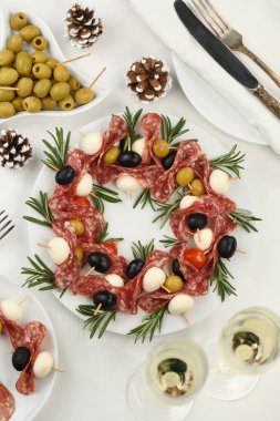  Noel çelengi - Antipasto. Zeytinli salam kanepeleri, bebek mozzarella.