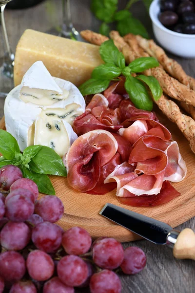 Antipasto Conjunto Vinhos Lanches Presunto Seco Queijo Brie Com Mofo — Fotografia de Stock