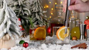 Baharatlı Bourbon Old Fashioned. Baharatlı biberiye, şurup, sıcak burbon, taze limon ve portakalla karıştırılmış. Serin akşamlar için mükemmel.