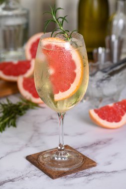 Greyfurt Prosecco Cin Spritz, tart greyfurt, cin ve köpüklü kovboyları birleştiren ferahlatıcı bir kokteyl.