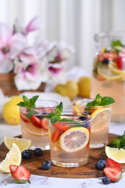 Çilekli limonata, yaban mersini ve naneli. Sıcak bir yaz günü için mükemmel.