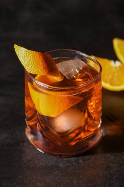 Klasik Negroni Kokteyli. Buz ve portakal suyuyla servis edilir.
