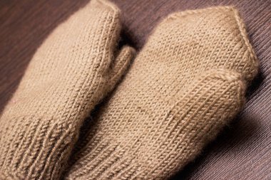 Sıcak yün bebek mittens. Giyim Kış için. Ahşap arka plan olarak el yapımı eldiven