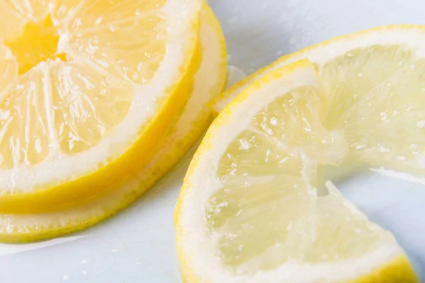 Diiris Lemon Pada Papan Potong Biru Irisan Lemon Segar Latar — Stok Foto