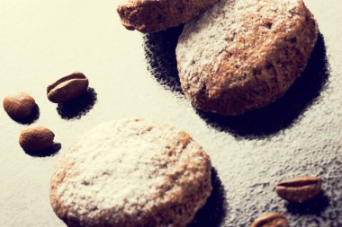 Tatlı çikolata parçalı kurabiye tatlı. Siyah arka plan üzerine baharatlı bisküvi