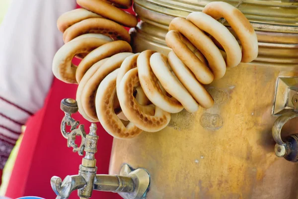 Alte Kupfer Samowar Nahaufnahme Süßer Donut Auf Dem Samowar Traditionelles Stockbild