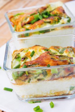 Omlet fırında pişmiş. Gıda arka plan. Sahanda yumurta yeşil soğan ile
