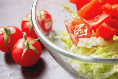 Marul ve domates dilimleme. Gıda ahşap arka plan üzerinde. Sağlıklı bir diyet