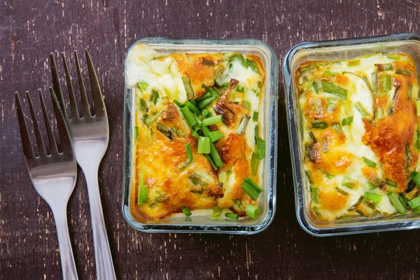 Omlet fırında pişmiş. Gıda arka plan. Sahanda yumurta yeşil soğan ile