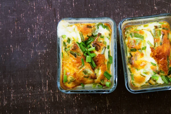 Omlet fırında pişmiş. Gıda arka plan. Sahanda yumurta yeşil soğan ile