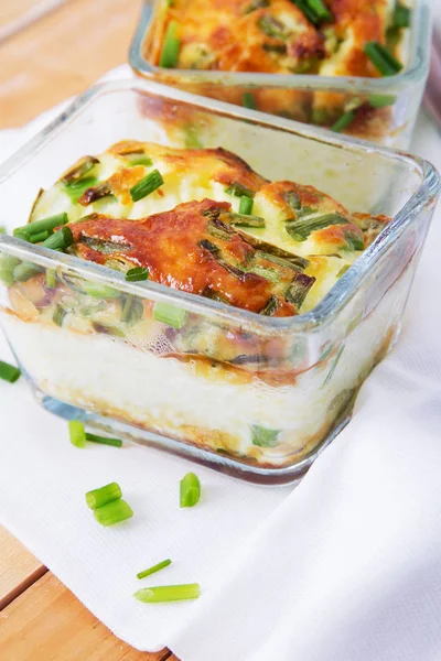 Omlet fırında pişmiş. Gıda arka plan. Sahanda yumurta yeşil soğan ile