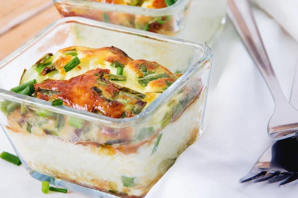 Omlet fırında pişmiş. Gıda arka plan. Yeşil soğanlı omlet. Taze yeşil soğan ve bir çatal ile dağınık omlet