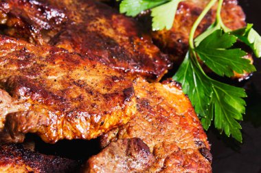 Lezzetli bir parça et ve bir yaprak maydanoz. Gıda arka plan bakış