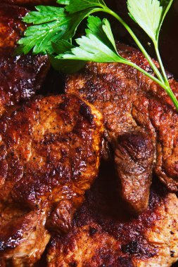 Lezzetli bir parça et ve bir yaprak maydanoz. Gıda arka plan closeup üstten görünüm