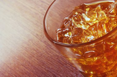 Alkollü içecek bir bardak. Buzlu viski. Arka plan iç