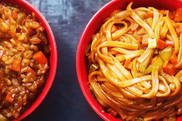 麺とご飯の つのボール トップ ビュー背景食品 中国のレストランで — ストック写真