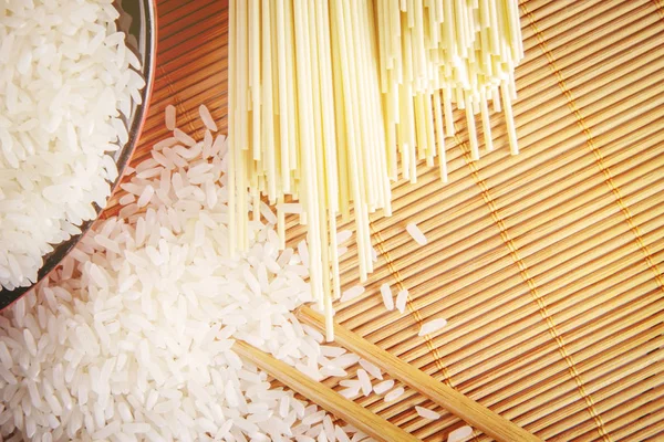 Pirinç ve makarna bir bambu Mat yalan söylüyorsun. Top vie