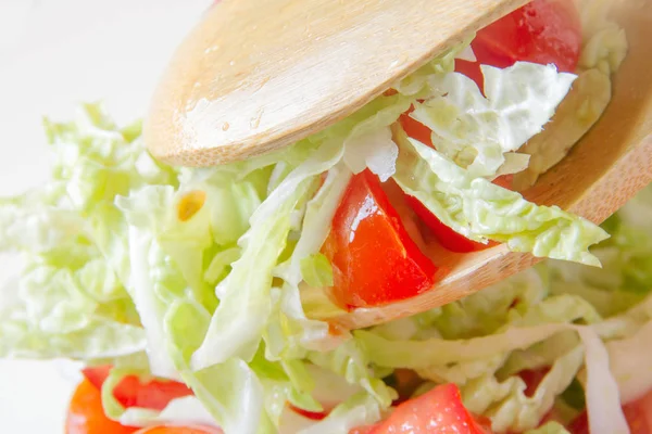 Taze salata lahana ve domates. Zeytinyağlı salata. Taze dilimlenmiş sebze. Gıda backgroud portre