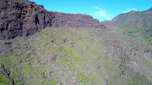 Voo de drone sobre altas montanhas — Vídeo de Stock