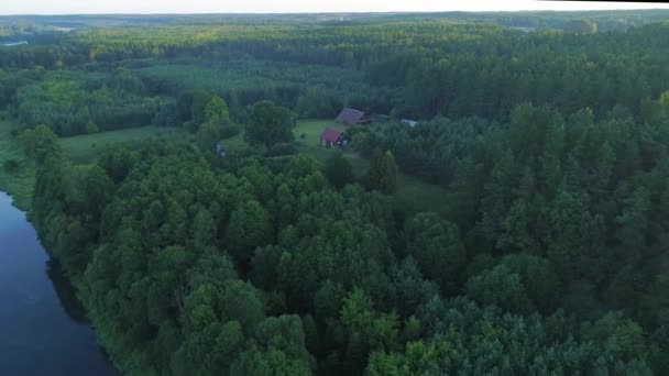 Paisaje terrestre aéreo del río en prados verdes — Vídeos de Stock