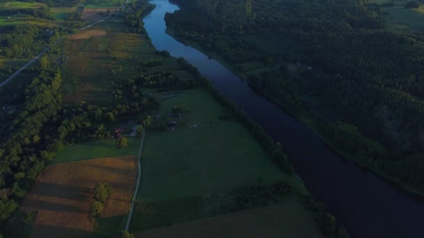 Paisaje terrestre aéreo del río en prados verdes — Vídeos de Stock