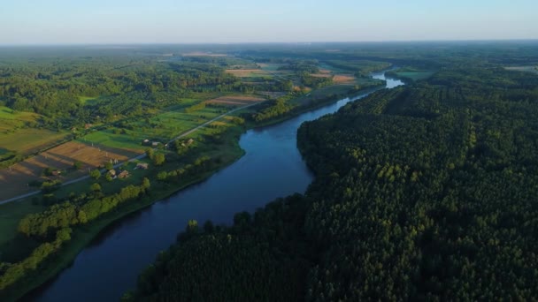 Paisaje terrestre aéreo del río en prados verdes — Vídeos de Stock