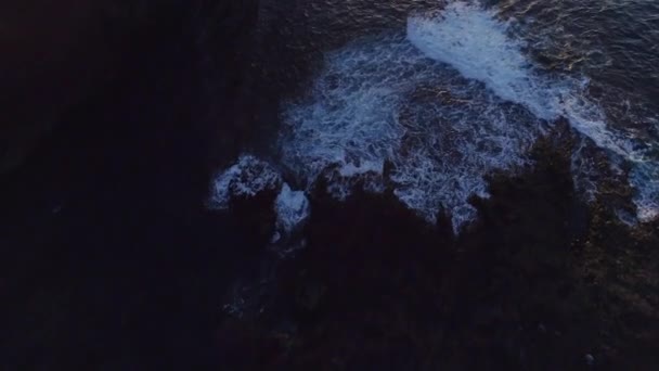 Luchtfoto van vuurtoren tijdens zonsondergang — Stockvideo
